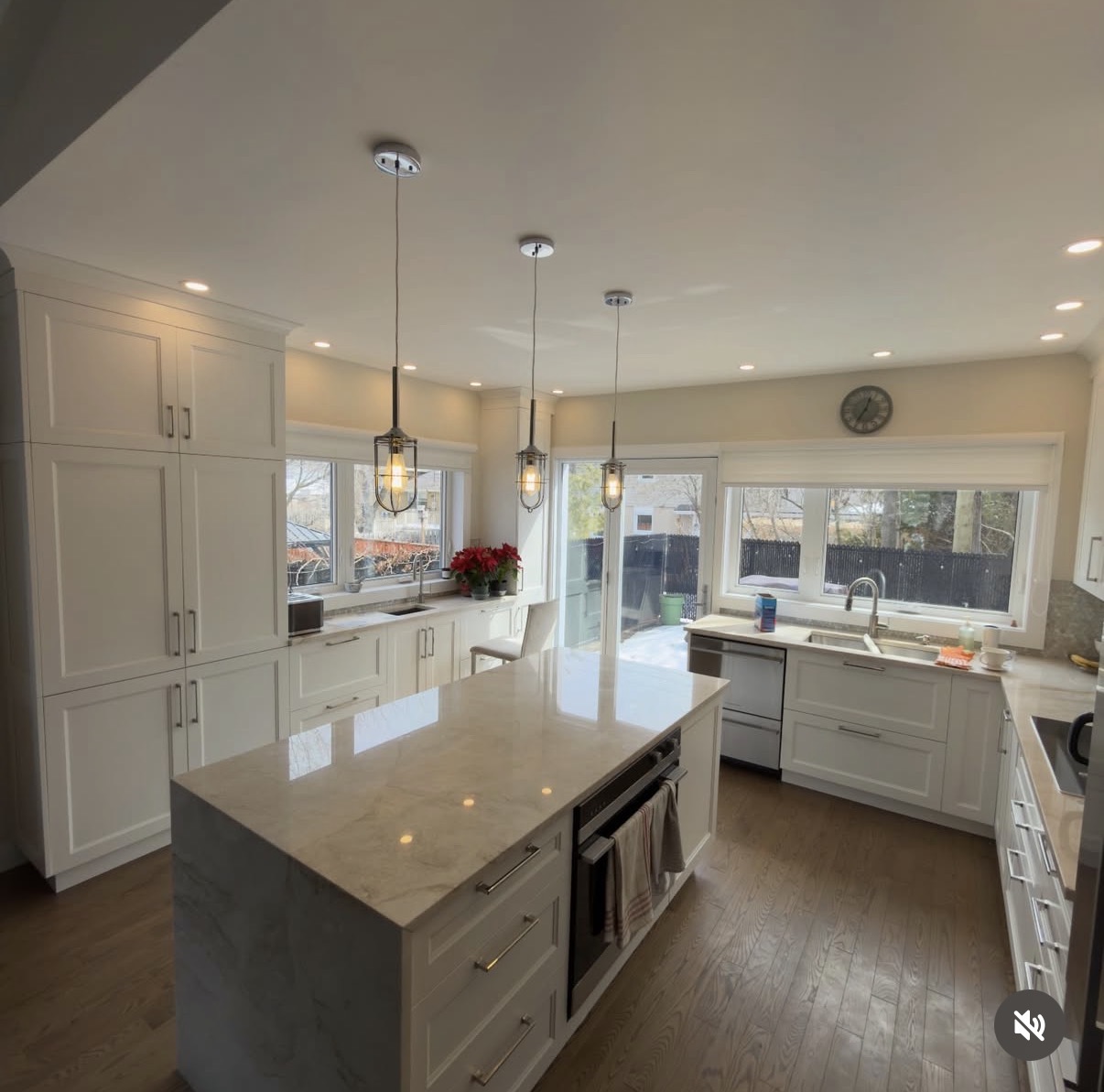 Cuisine blanche moderne avec îlot central
