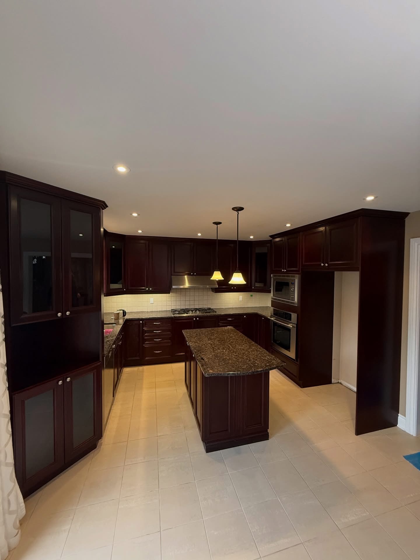Cuisine en bois foncé avant la transformation